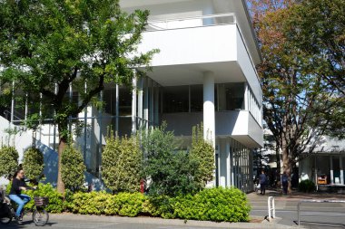 Japon şehrinin modern mimarisinin gündüz görüşü