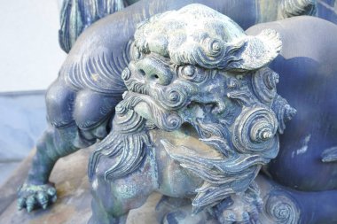 Tokyo Metropolitan Gençlik Sanat Müzesi yakınlarındaki aslan heykeli