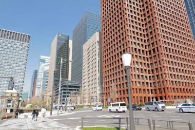 Yüksek binalar ve mavi gökyüzü - Tokyo, Japonya