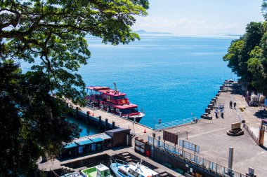 Deniz manzarası çok güzel, doğada gemi var.