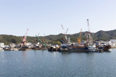 Nakliye limanında çalışan vinçlerin deniz manzarası