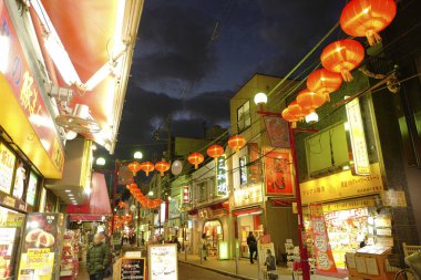 Modern Japon şehrinin caddesindeki aydınlık dükkanlar 