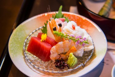 Suşi sashimi 'yi yakın restorandaki tabakta Japon yemeği olsun.