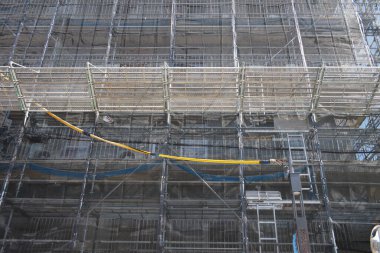 İnşaat iskelesi ve vinçli.