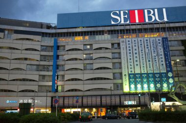 Japonya 'nın Kyoto şehrindeki Takashimaya mağazasıyla Alacakaranlık Şehir Manzarası