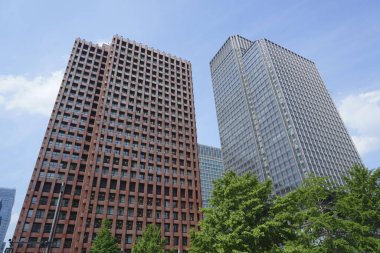 Japonya 'da yüksek binalar ve mavi gökyüzü