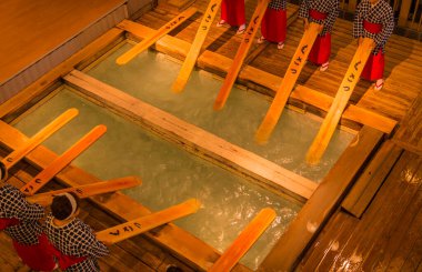 İnsanlar geleneksel Japon lezzetli su karıştırma töreni yapıyorlar.