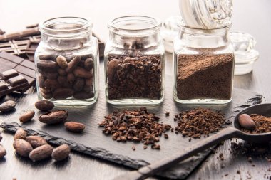 Cam kavanozlarda çeşitli kakao ürünleri sergileniyor.