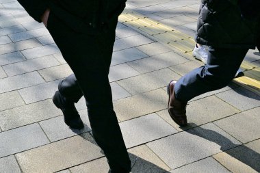 Şehirdeki kaldırımda yürüyen insanlar, alçak kesim 