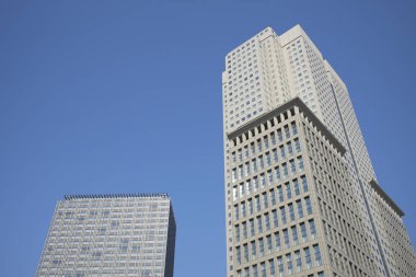 Yüksek binalar ve mavi gökyüzü - Tokyo, Japonya