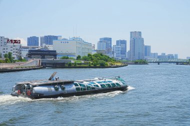 Tokyo şehir manzarası ile tekne ve nehir, Japonya