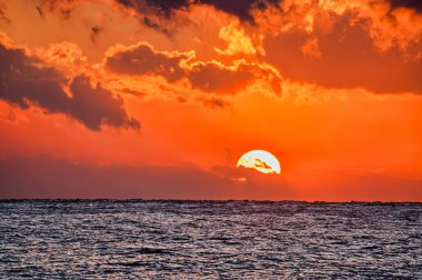 Denizin üzerinde güzel bir gün batımı 