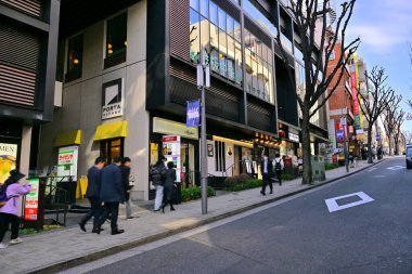 Tokyo sokaklarında yayaların hareketli hareketlerinin görüntüsü..