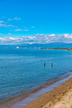 Kumlu sahil manzarası çok güzel.