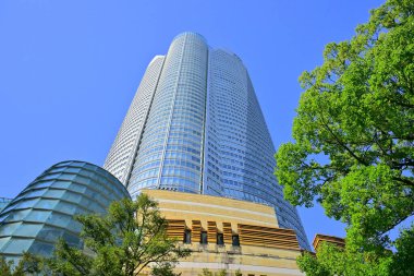 Yüksek binalar ve mavi gökyüzü - Tokyo, Japonya