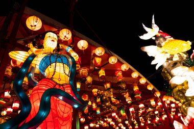 Kutlama sırasında gökyüzünü aydınlatan renkli fenerler.