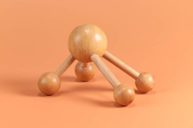 Bej arka planda tahta oyuncağı kapat