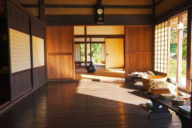 Güneş ışığı geleneksel Japon ahşap sürgülü kapılarından içeri akıyor.