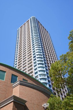 Yüksek binalar ve mavi gökyüzü - Tokyo, Japonya