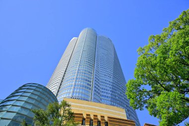 Yüksek binalar ve mavi gökyüzü - Tokyo, Japonya