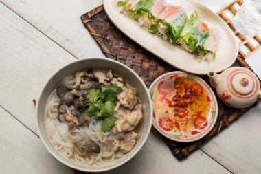 Asya eriştesi çorbası ve börekler tabakta