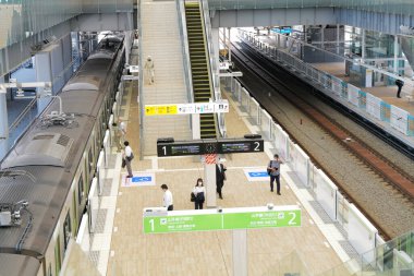 Takanawa Geçit İstasyonu 'ndaki merdiven ve yürüyen merdiven Minato, Tokyo, Japonya' daki tren istasyonu.