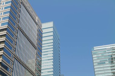 Yüksek binalar ve mavi gökyüzü - Tokyo, Japonya