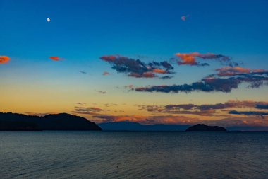 Güzel bir deniz manzarası. Manzaralı gün batımı Denizin üzerinde            