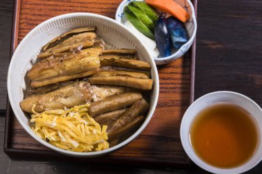 Dilimlenmiş omlet ve sebzeli kızarmış balık.