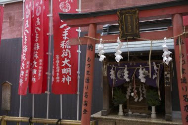 Geleneksel Japon tapınağının manzarası