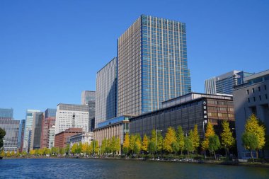 İmparatorluk Sarayı, Tokyo, Japonya çevresindeki hendeğe bakan modern binalar.