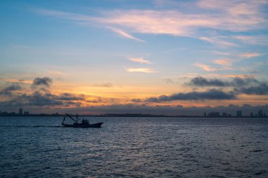 Denizin üzerinde gün batımı