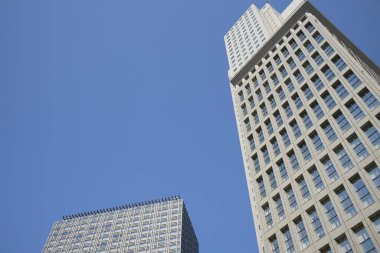 Yüksek binalar ve mavi gökyüzü - Tokyo, Japonya