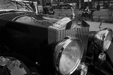 antika arabanın siyah beyaz fotoğrafı