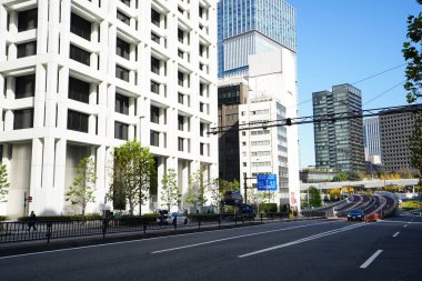 Japon şehrinde şehir trafiği olan modern binalar 