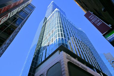 Yüksek binalar ve mavi gökyüzü - Tokyo, Japonya