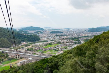 Japon şehrinin modern mimarisinin gündüz görüşü