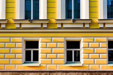 Pencereli sarı tuğla ev 