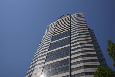 Şehrin modern binası ve mavi gökyüzü 