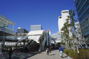 Güneşli bir günde modern şehir mimarisi. Mavi gökyüzüne karşı şehir binalarının manzarası