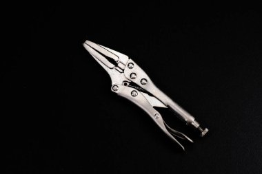 Metalik pense sade siyah arkaplanda dinleniyor