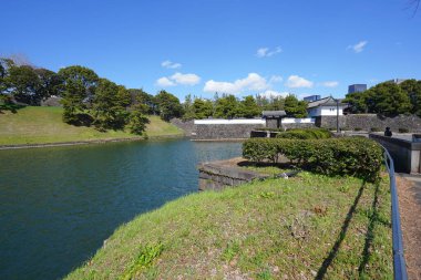 Tokyo, Japonya 'daki Tokyo İmparatorluk Sarayı' nın iç hendeğinde Kanal ve Sakurada-mon Kapısı.