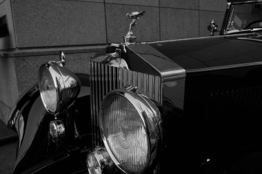 antika arabanın siyah beyaz fotoğrafı