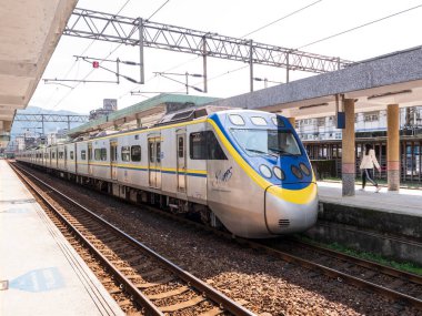 Yolcu treni şehir merkezinde park halinde.