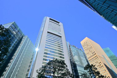 Yüksek binalar ve mavi gökyüzü - Tokyo, Japonya