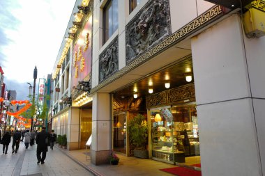 Gece Yokohama Çin Mahallesi. Japonya 'daki en büyük Çin Mahallesi