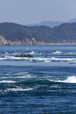 Güzel deniz manzarası ve mavi dalgalar      