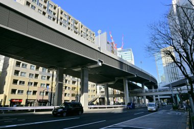 Yüksek binalar ve mavi gökyüzü - Tokyo, Japonya