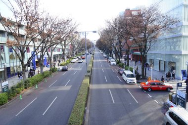  Aydınlık bir günde şehir yolunda trafik sıkışıklığı