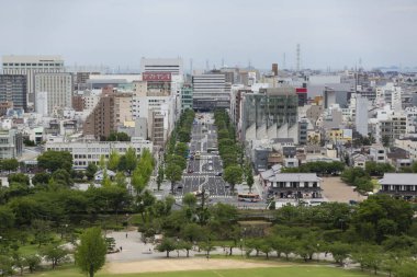 Japon şehrinin modern mimarisinin gündüz görüşü